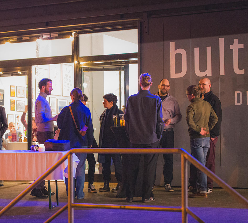 A group of team members standing in front of the Überseestadt offices.